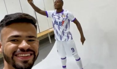 انفعالات ولهجة تحدي في جلسة تصوير لاعبي العين