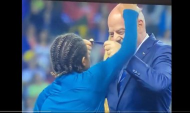 فيديو محرج لرئيس "فيفا".. لاعبات يتحسسون صلعته!