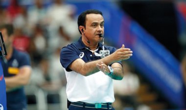 الحكم الإماراتي حامد الروسي يدير مباراة البرازيل وسلوفينيا بمونديال الطائرة