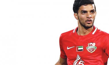 لاعب من شباب الأهلي في طريقه للوحدة