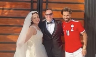 محمد صلاح يقتحم جلسة تصوير عروسين في الإسكندرية (فيديو)