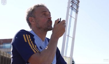 مدرب يوجه لاعبيه في الملعب بجهاز "لا سلكي" (فيديو)