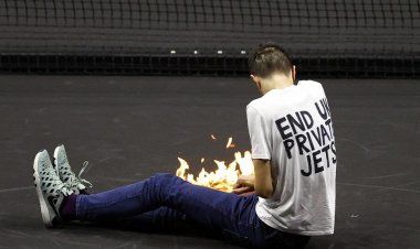 مشجع يضرم النار في نفسه بملعب التنس! (فيديو)