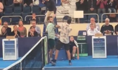 اشتباك بين لاعبي تنس في مشهد نادر