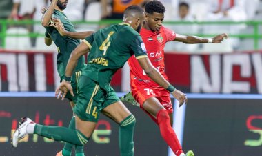 خطأ خليفة مبارك يقود شباب الأهلي للفوز على خورفكان