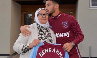 الجزائري بن رحمة ووالدته يخطفان الأضواء خارج الملعب