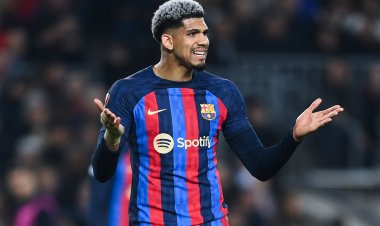 إصابة مدافع برشلونة أراوخو وغيابه عن الفريق