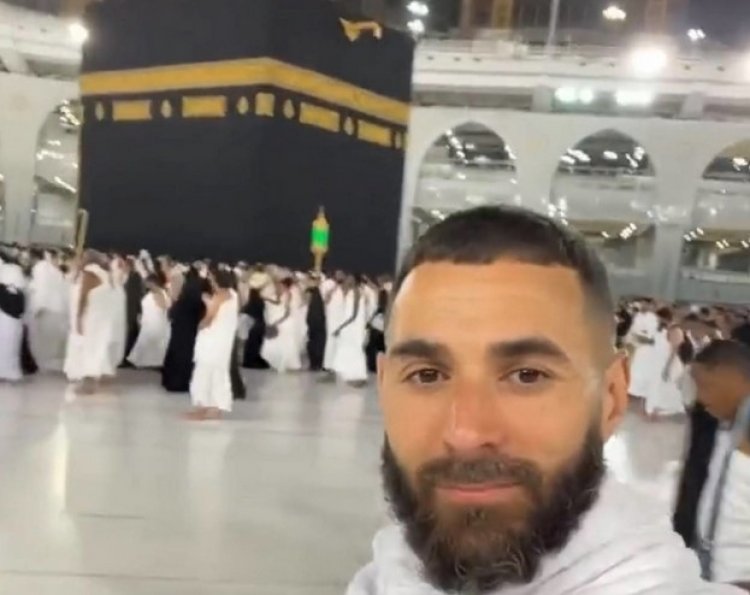 بنزيمة يؤدي مناسك العمرة