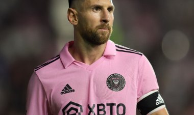 الإعلام الأمريكي يزعم أن سبب غياب ميسي عن مباراة أتلانتا هو العشب الصناعي