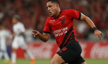 لاعب برشلونة القادم فيتور روكي يخرج مصاب على نقالة طبية