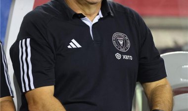 مدرب إنتر ميامي يسخر من التقارير التي تفيد بإعارة ميسي إلى برشلونة