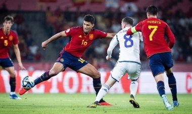 إسبانيا تعبر إسكتلندا بثنائية نظيفة