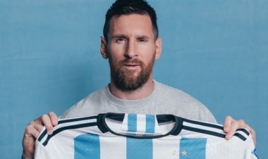 قمصان ميسي في مزاد علني بملايين الدولارات