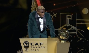 أوسيمين يتوج بجائزة أفضل لاعب أفريقي